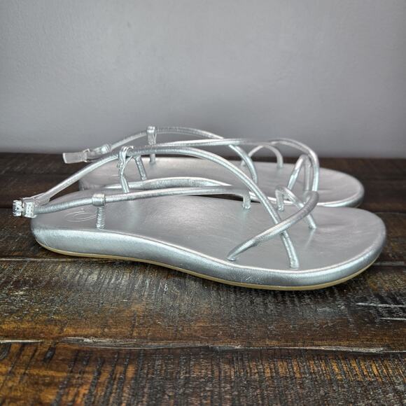 NEW Olukai Waiau Womens Size 10 Sandals Flip Flop Strappy Leather Flats Silver - Picture 1 of 10